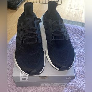 LIKE NEW WORN ONCE WOMANS ADIDAS ULTRA BOOST SIZE 9.